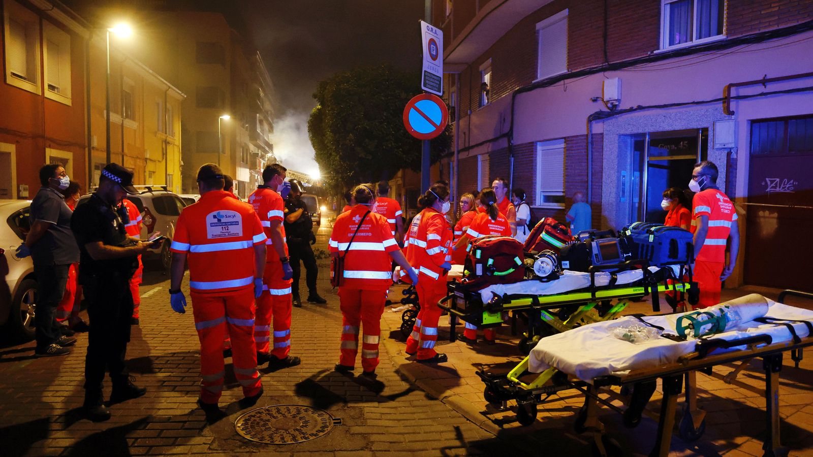 Serveis sanitaris treballen a l'edifici de Valladolid afectat per l'explosió Serveis sanitaris treballen en l'edifici de Valladolid afectat per l'explosió