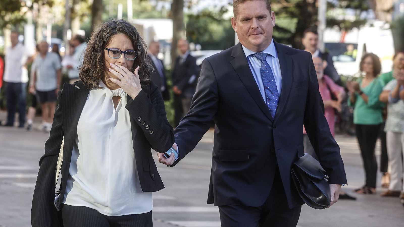 L'exvicepresidenta Mónica Oltra arriba a la Ciutat de la Justícia acompanya del seu advocat