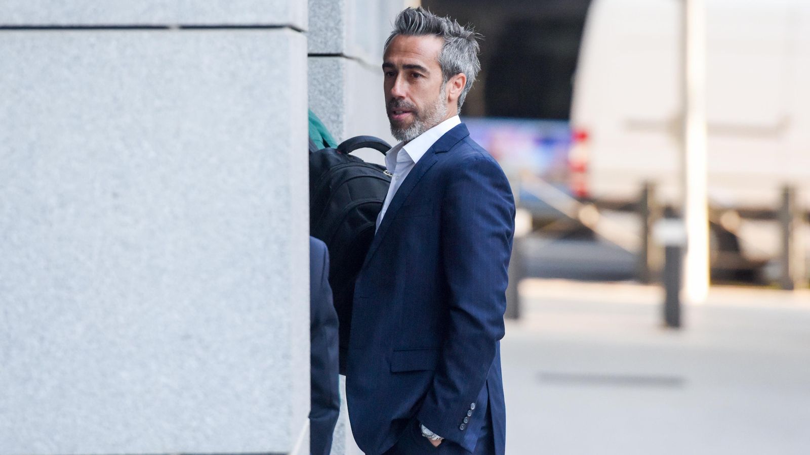 ambé va denunciar coaccions del propi Vilda, del qual va assegurar que "estava donant voltes a l'avió per a intentar parlar" amb la seua família.