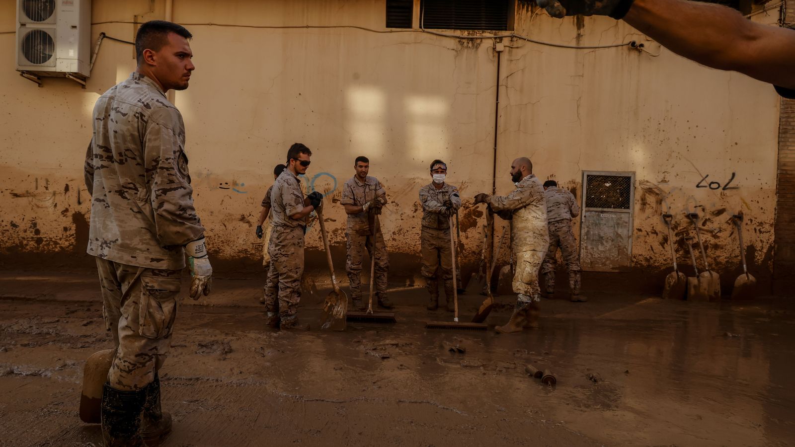 Diversos militars en un carrer de Paiporta