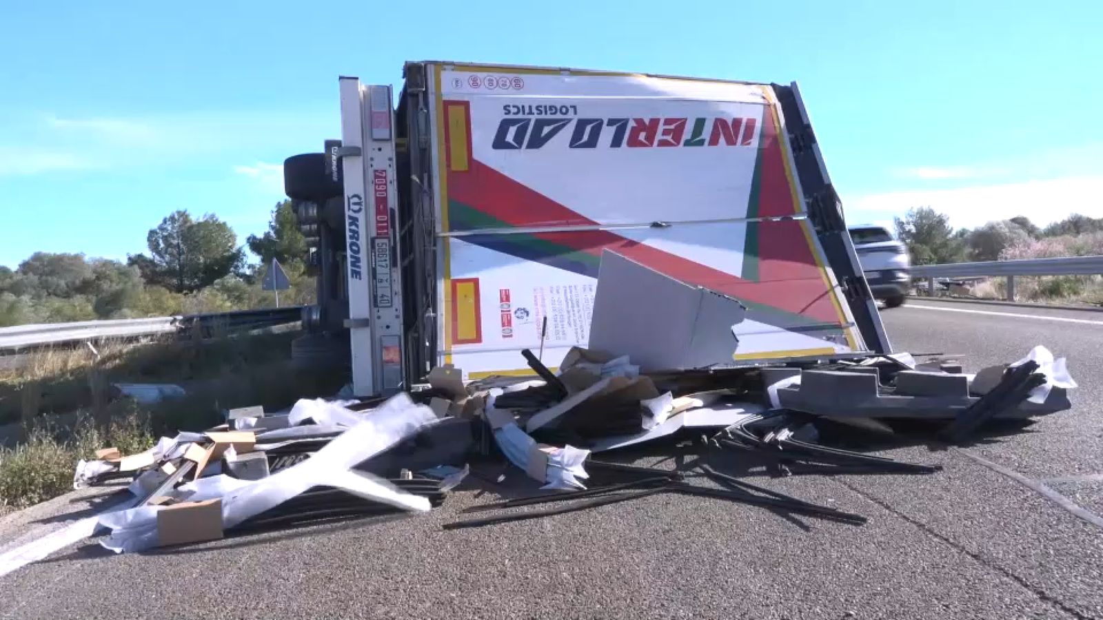 Un camió bolca a l'AP-7 prop de Peníscola