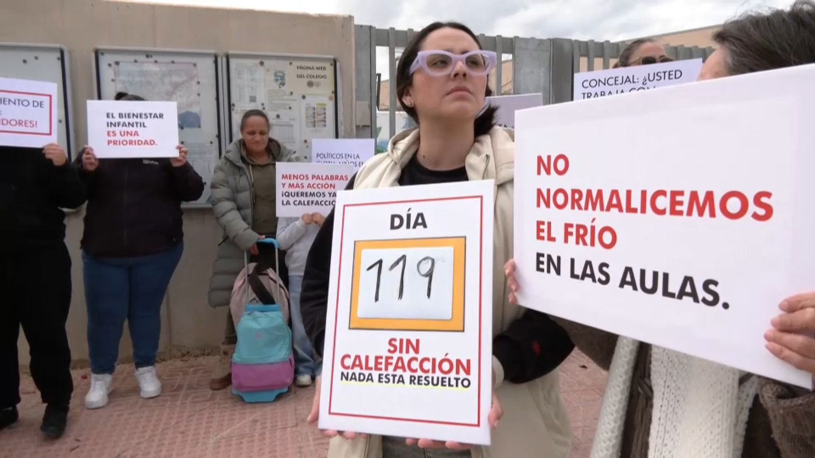 Familiars de l'alumnat del CEIP Orihuela Costa protesten per la falta de calefacció