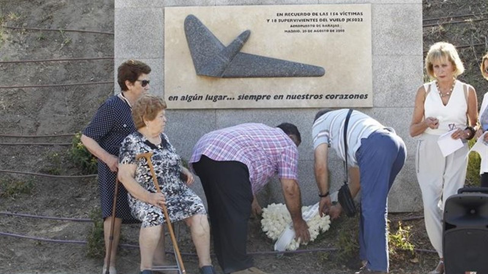 Familiars de les víctimes reten homenatge als morts per l'accident