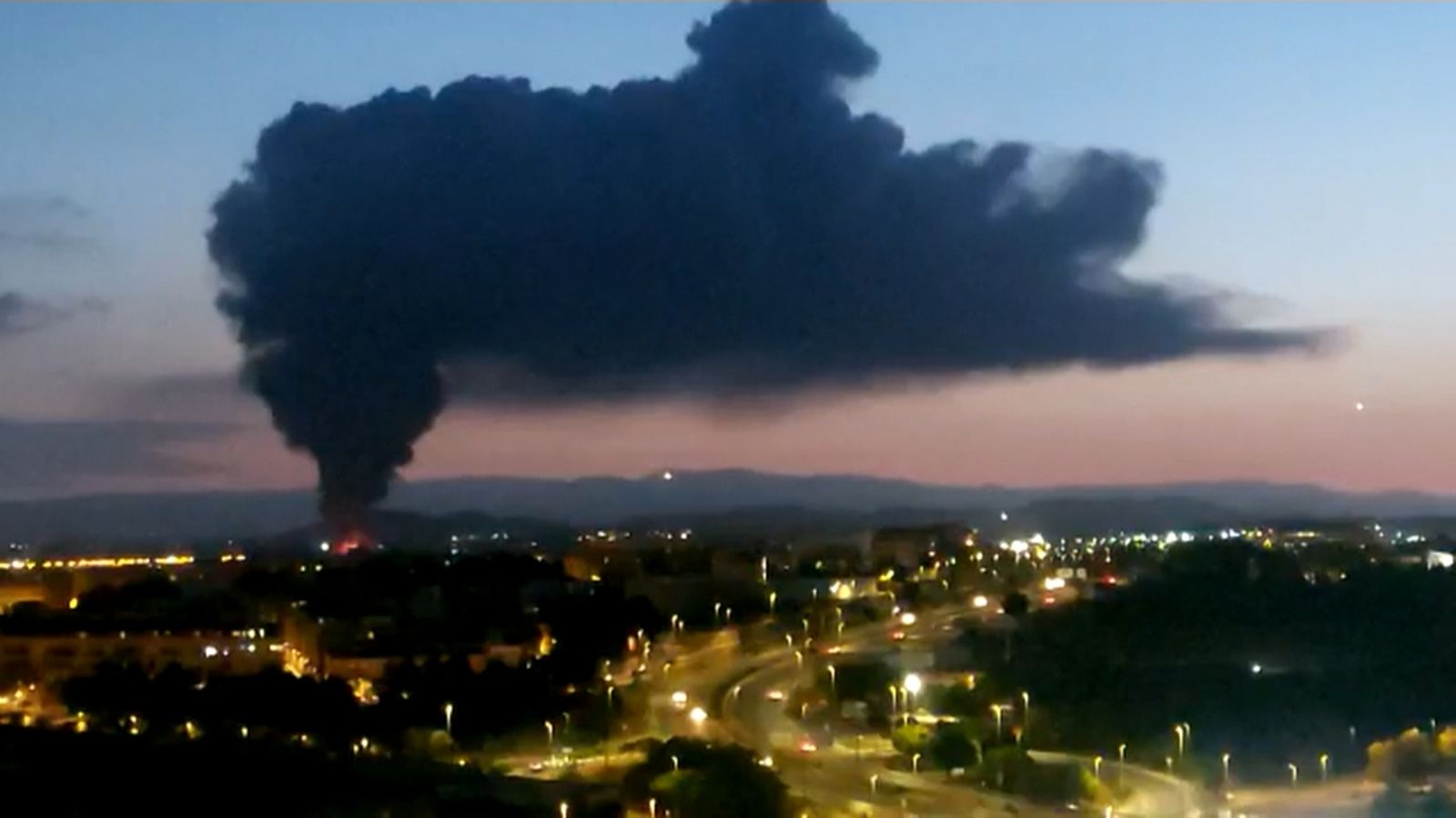 Un espectacular incendi afecta tres magatzems de productes de basar a Manises