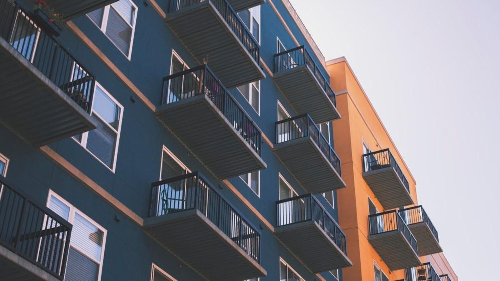 Un edifici d'apartaments en una imatge d'arxiu