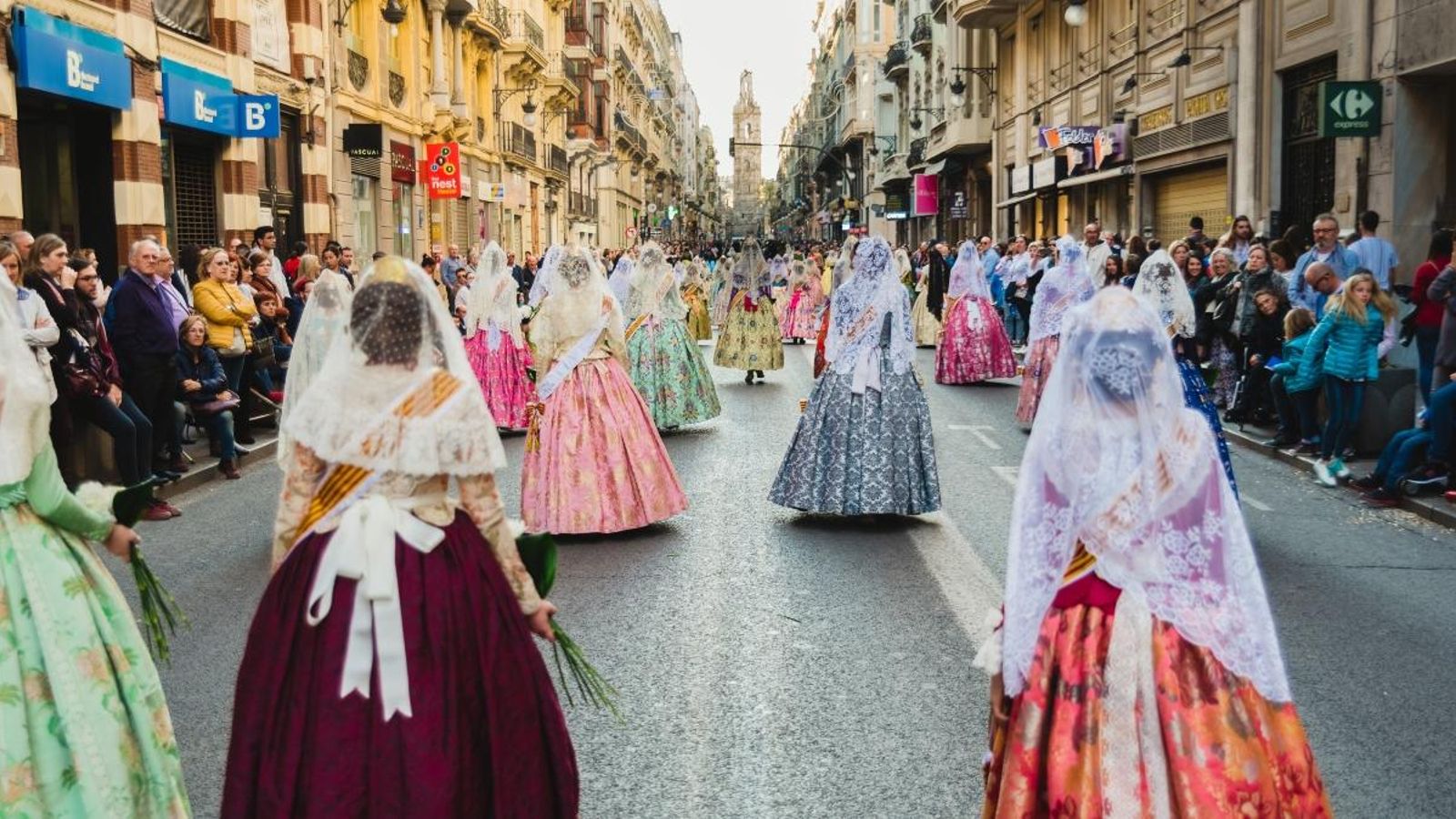 Falleres en l'Ofrena a la Mare de Déu de l'any 2019