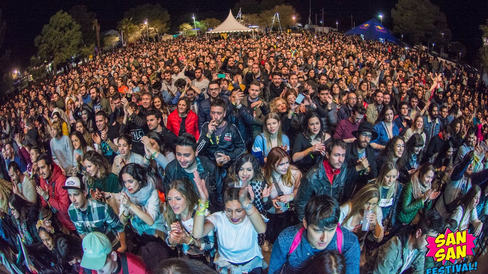 El públic segueix, davant l'escenari, una de les actuacions d'una edició anterior del festival SanSan, que acull Benicàssim