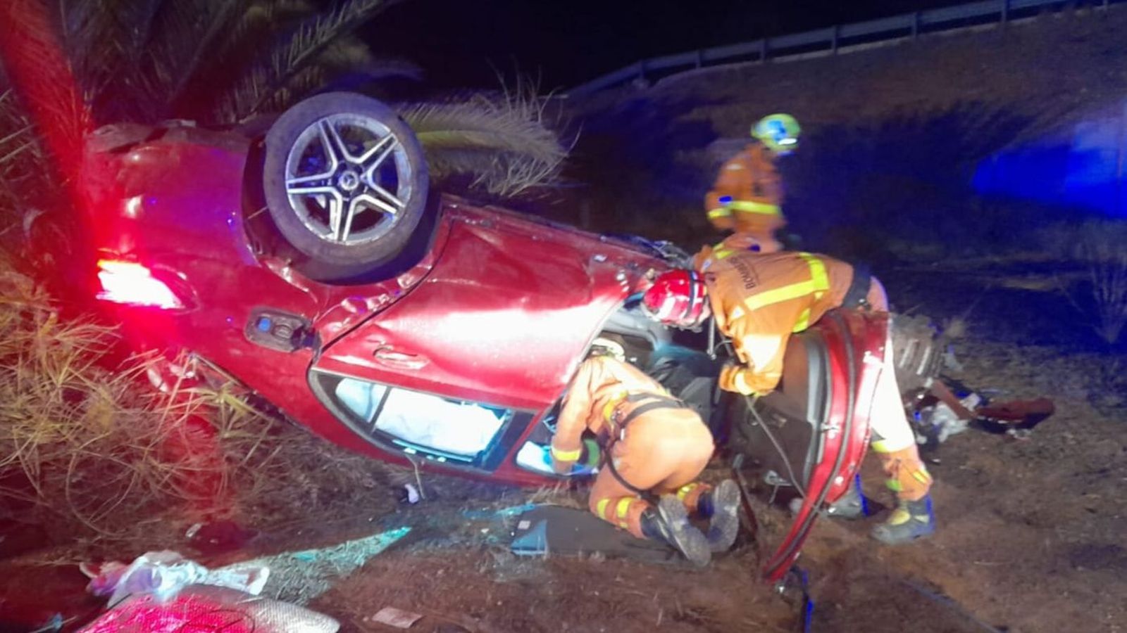 Imatges del cotxe que ha bolcat durant la matinada a Sagunt