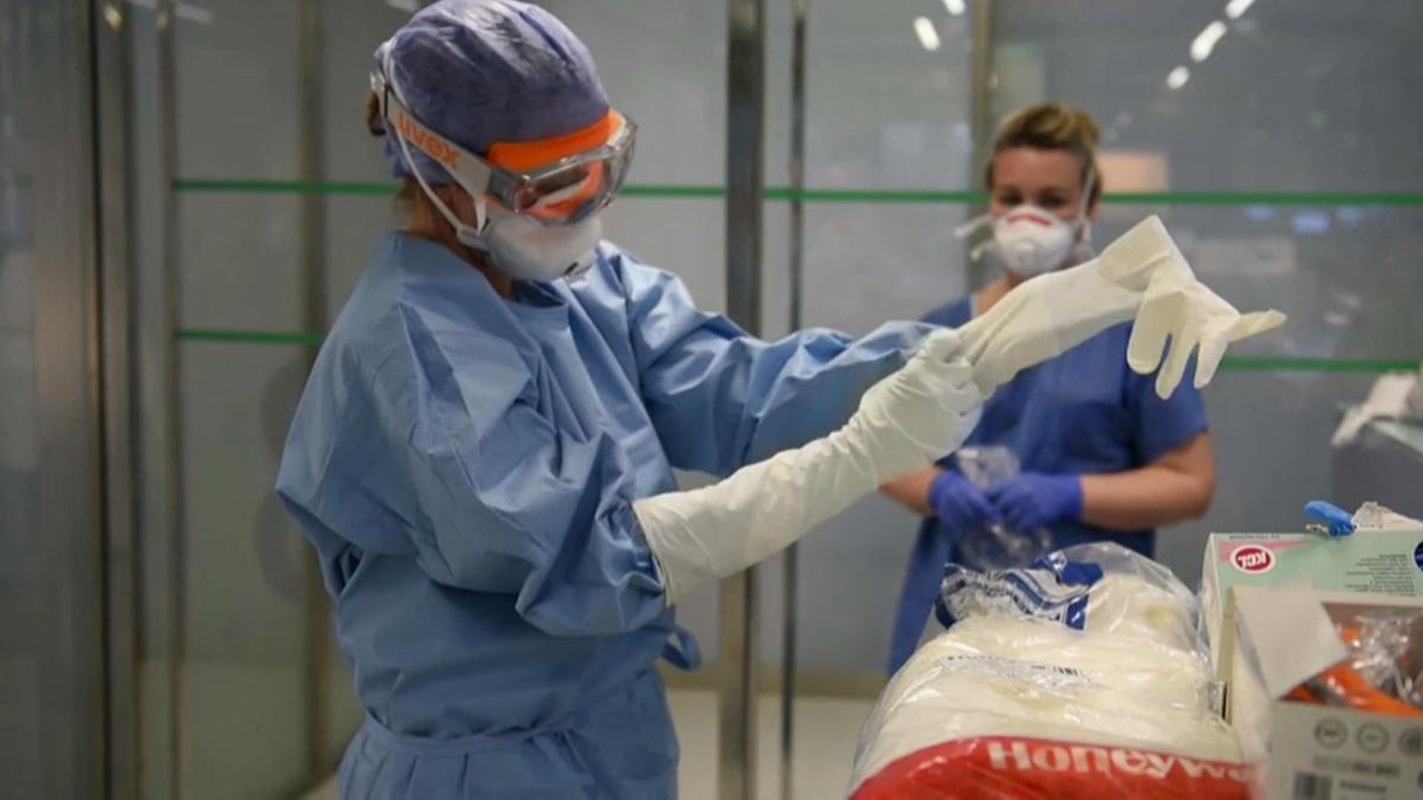 Una sanitària es posa els guants abans de començar el seu treball