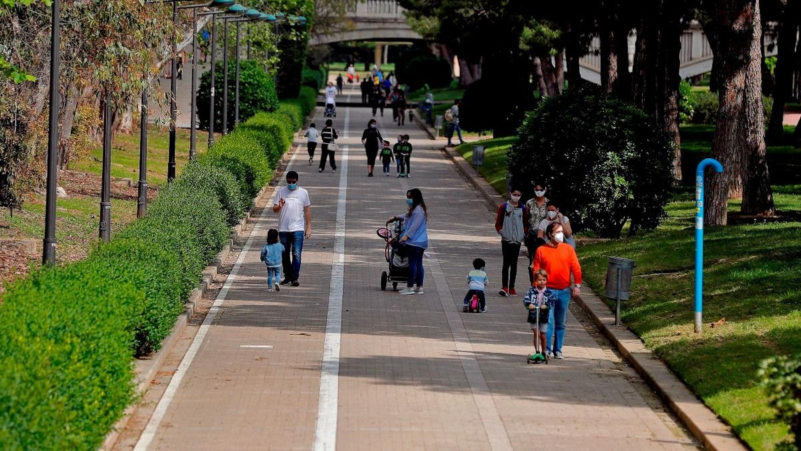 La xicalla ja pot eixir acompanyada per més d'una persona adulta