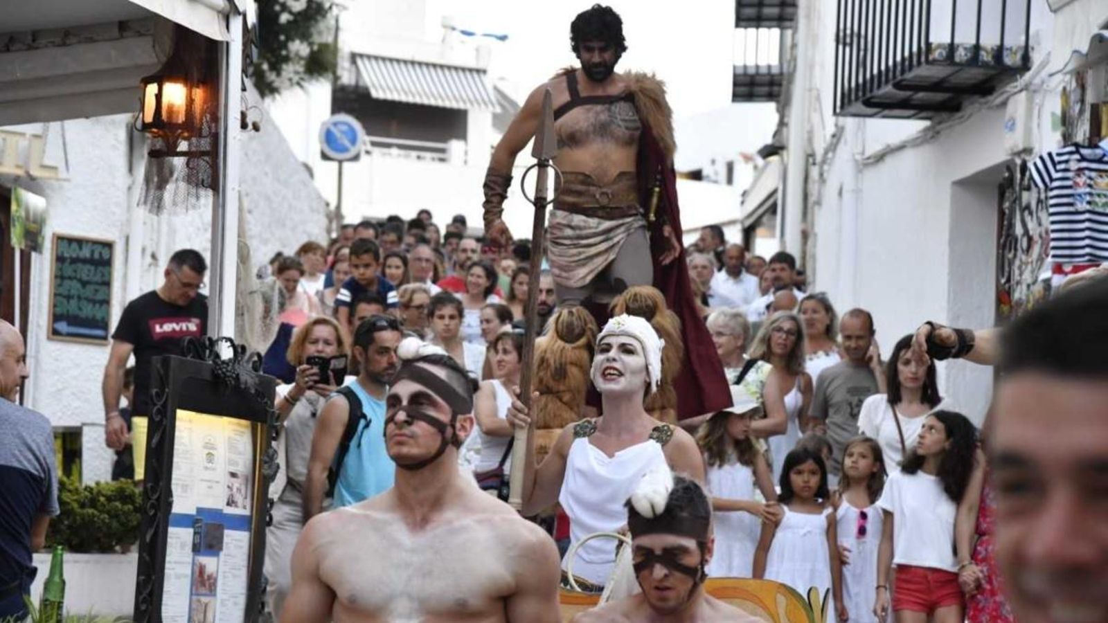 Escena de l’obra de teatre de carrer “Dioses y Monstruos”