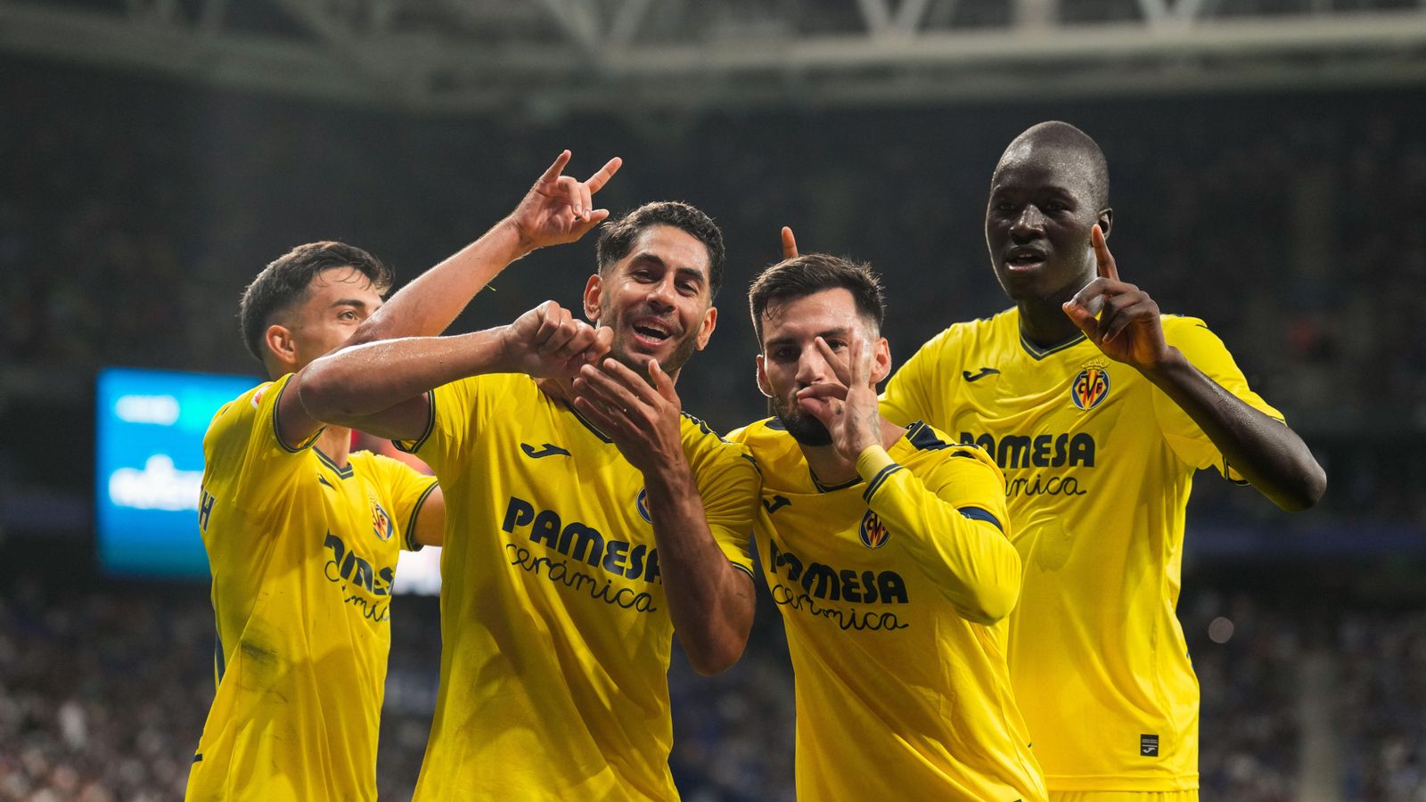 Els jugadors del Vila-real celebren un dels gols a l'RCDE Stadium