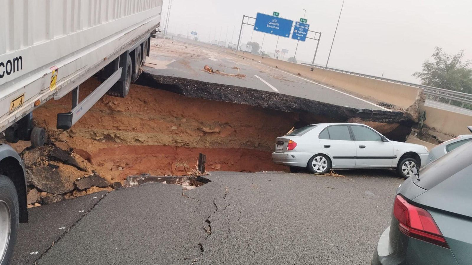 Estat en què ha quedat un tram del bypass de València, en l’A-7, en sentit cap a Alacant
