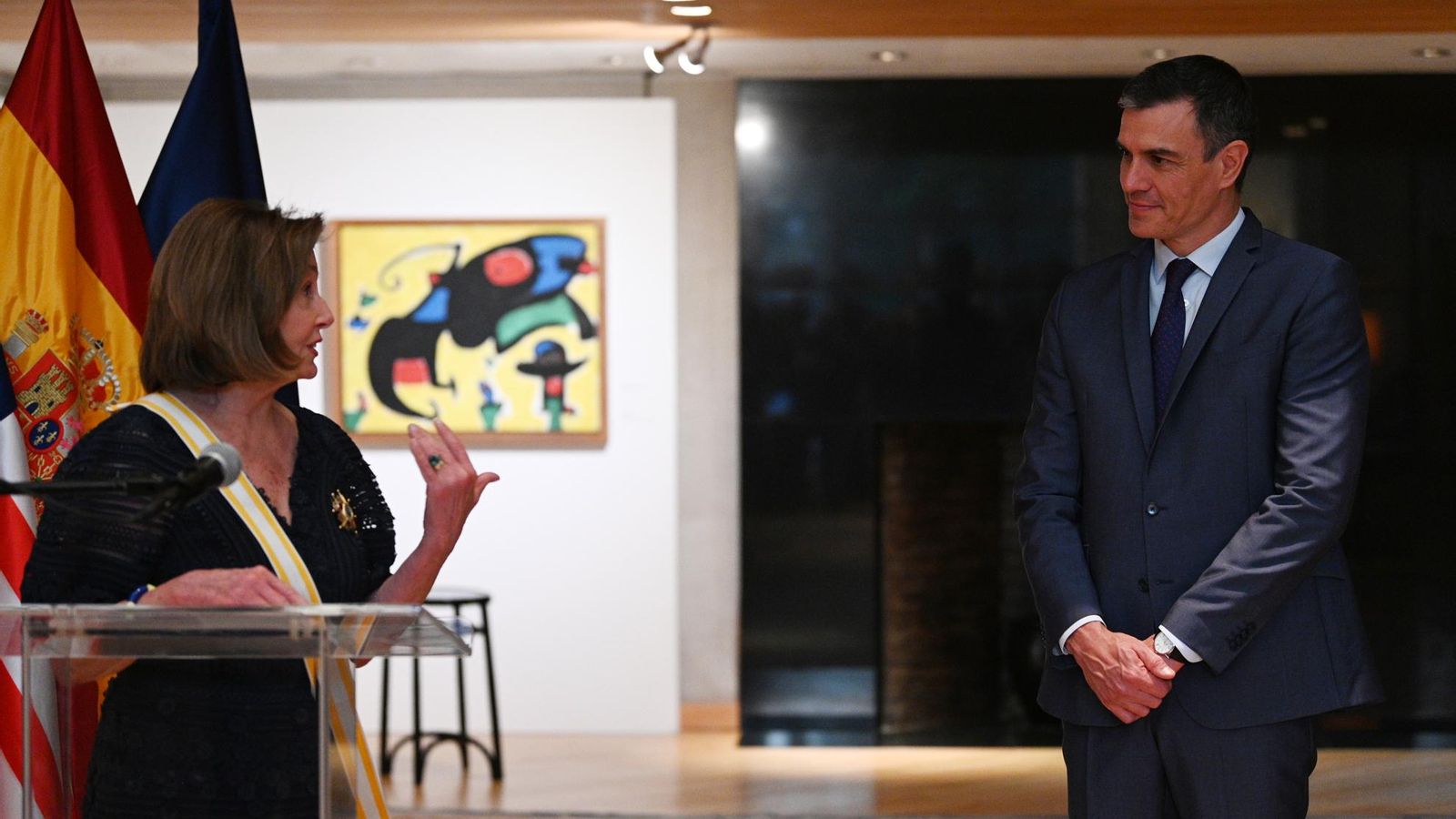 El president del govern espanyol, Pedro Sánchez, ha condecorat la presidenta del Congrés dels EUA, Nancy Pelosi per trencar el "sostre de vidre" per a les dones