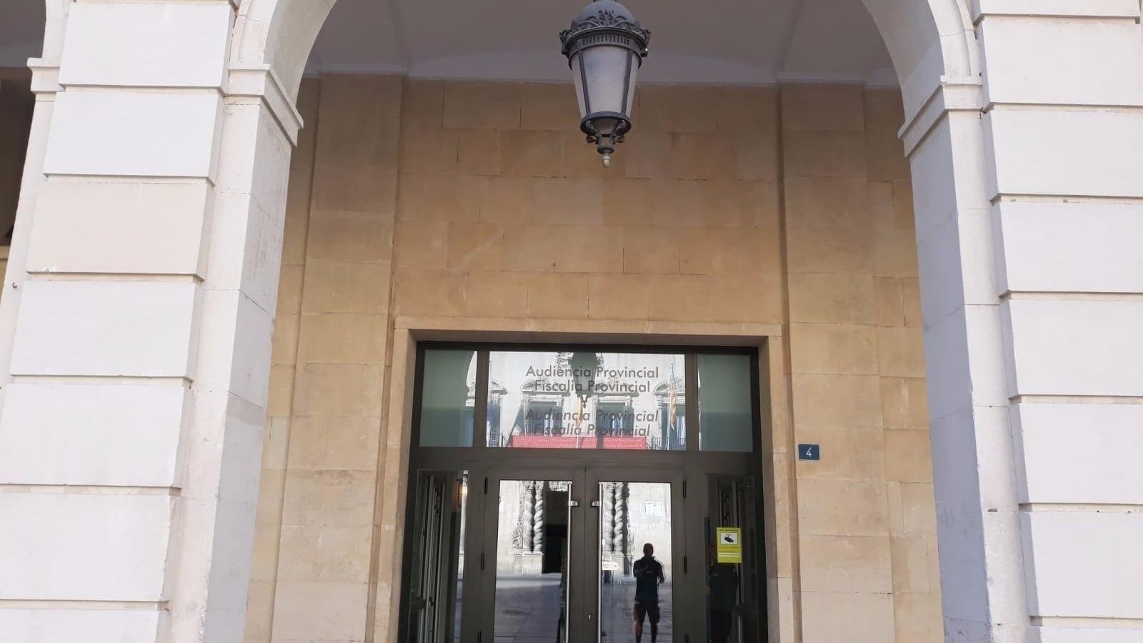 Entrada de l'Audiència Provincial d'Alacant Entrada de l'Audiència Provincial d'Alacant