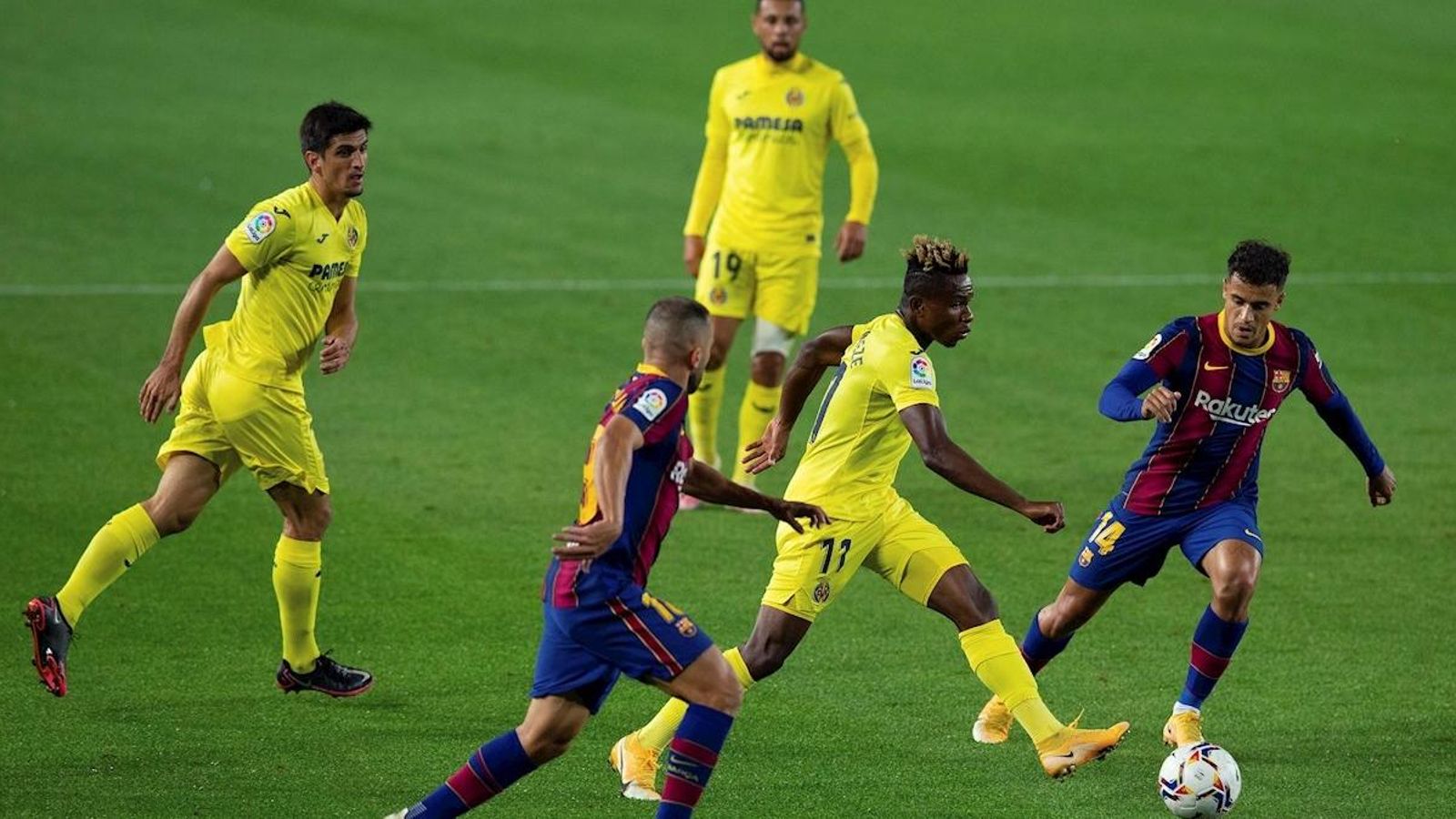 Samu Chukwueze condueix la pilota davant de Jordi Alba i Coutinho