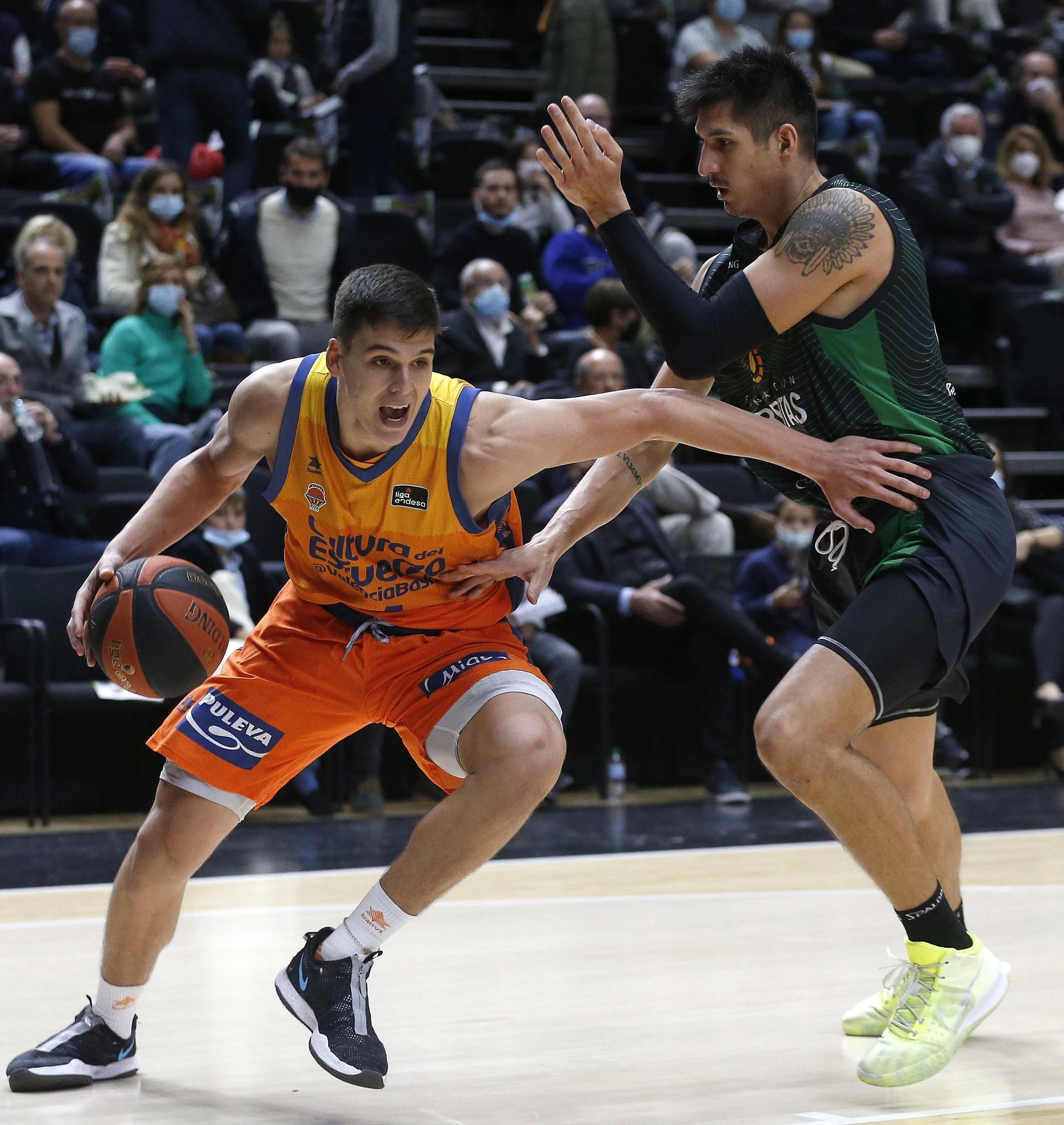 A Jaime Pradilla és la primera vegada que el convoquen per la selecció absoluta d'Espanya Jaime Pradilla ha sigut cridat per primera vegada per la selecció absoluta d'Espanya