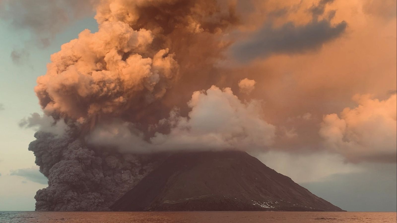 Gran columna de fum generada per l'erupció de l'Stromboli
