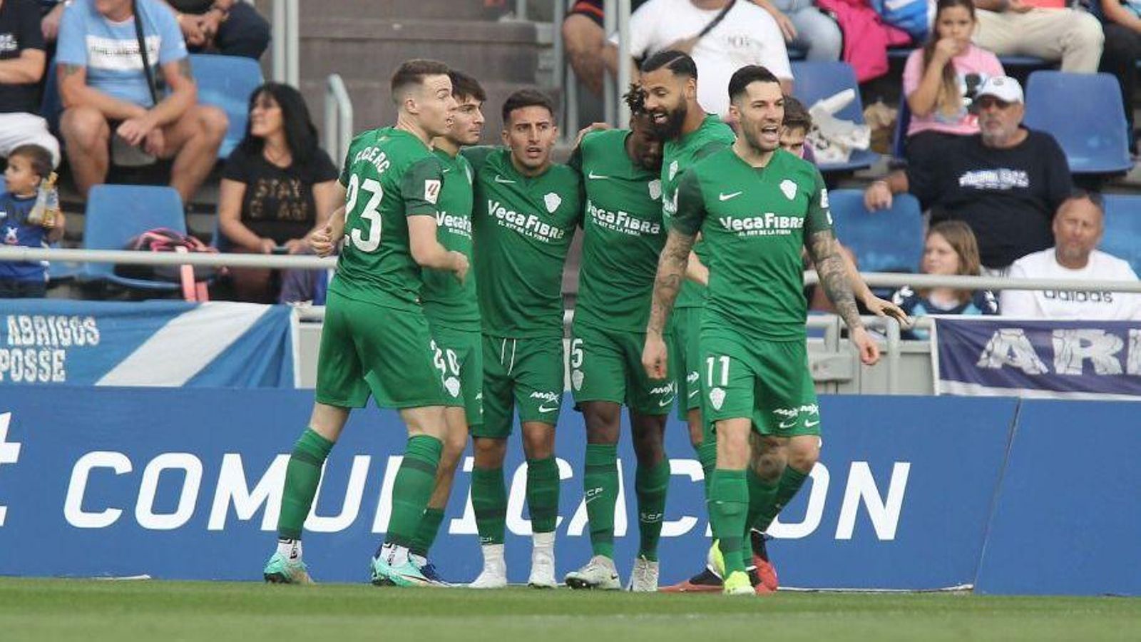 Els jugadors de l'Elx celebren el gol