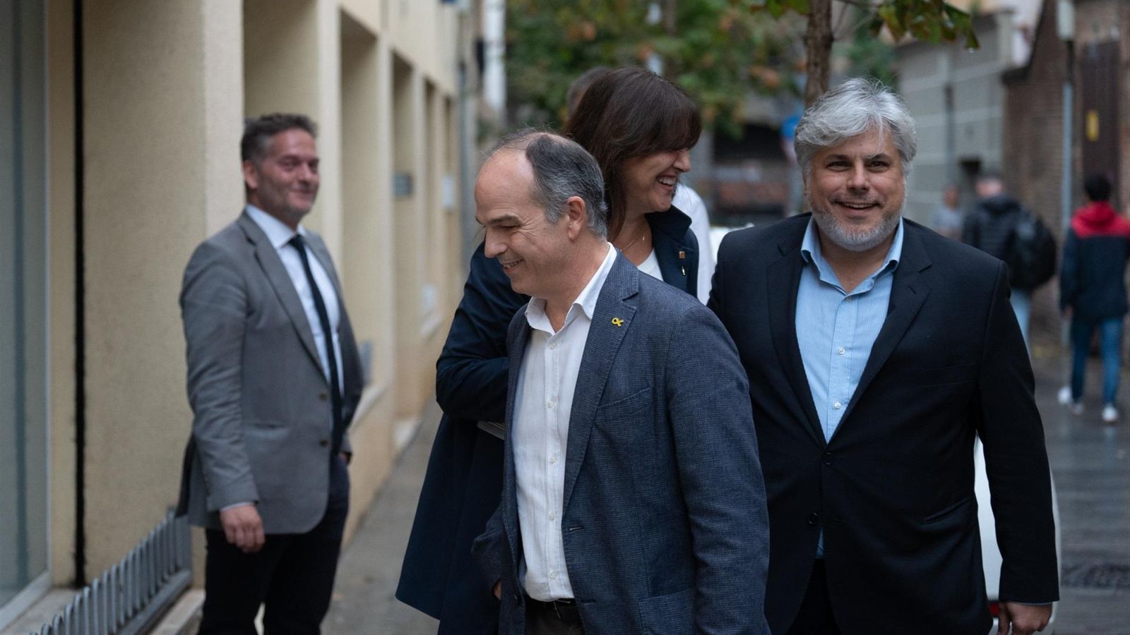 Turull, Borràs i Batet, a les portes de la seu de la formació