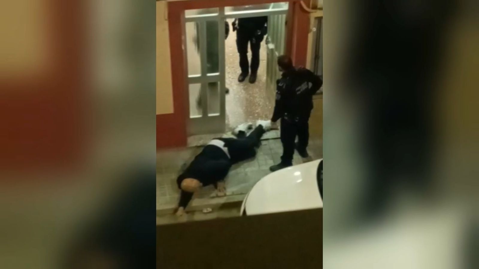 Agents de la Policia Nacional atenen el ferit pel tir del detingut