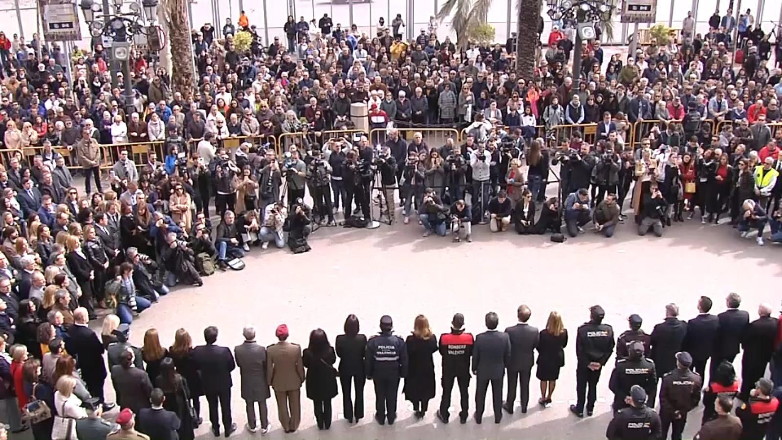 Minut de silenci a la plaça de l'Ajuntament