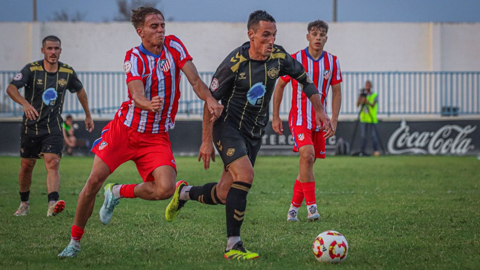 Un jugador de l'Intercity, en una acció del duel