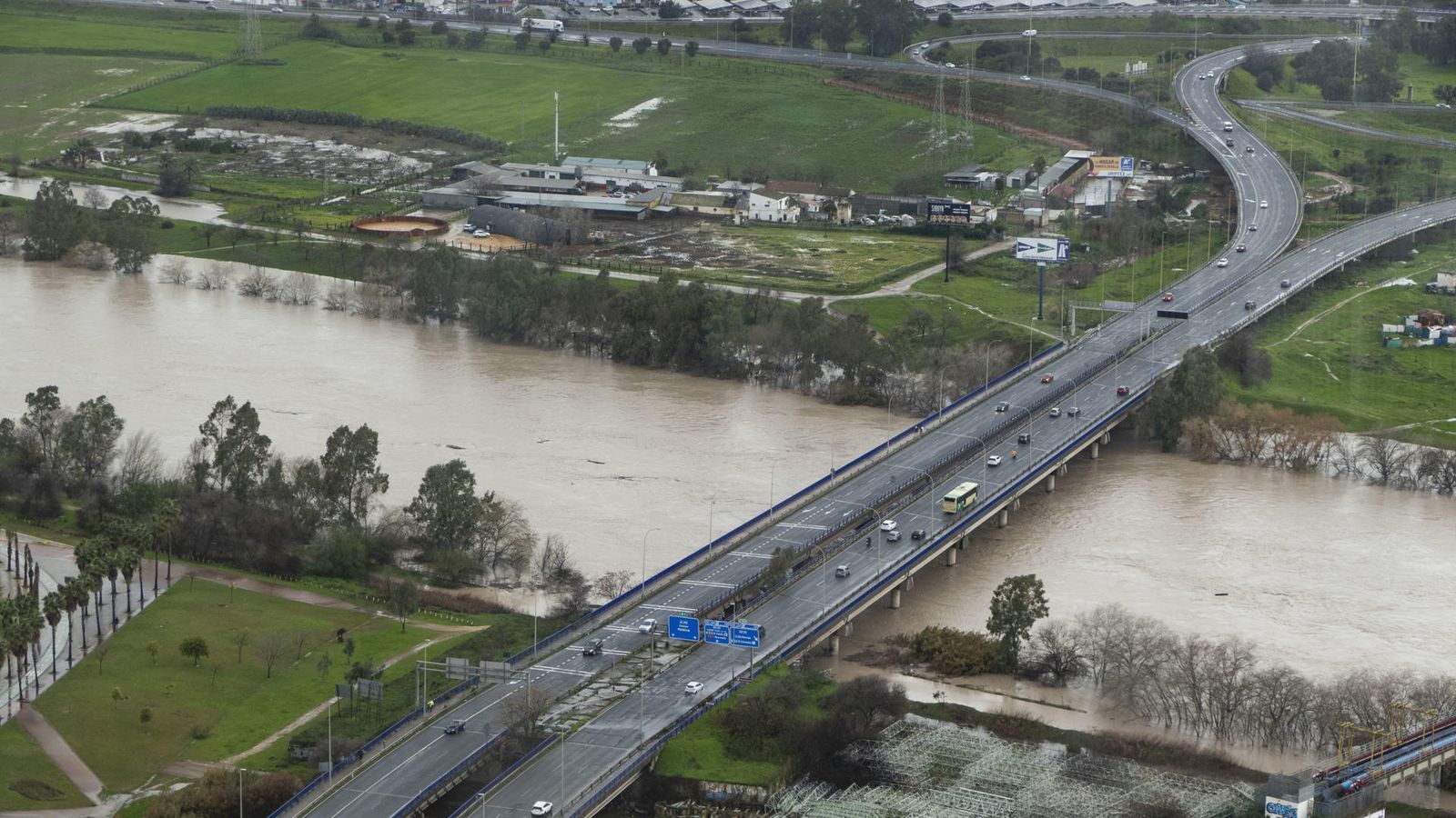 Vista del riu Guadalquivir al seu pas per la ciutat de Sevilla, on el cabal ha ocupat les zones inundables del seu recorregut per la capital, sense arribar encara a aparcaments ni carrers.