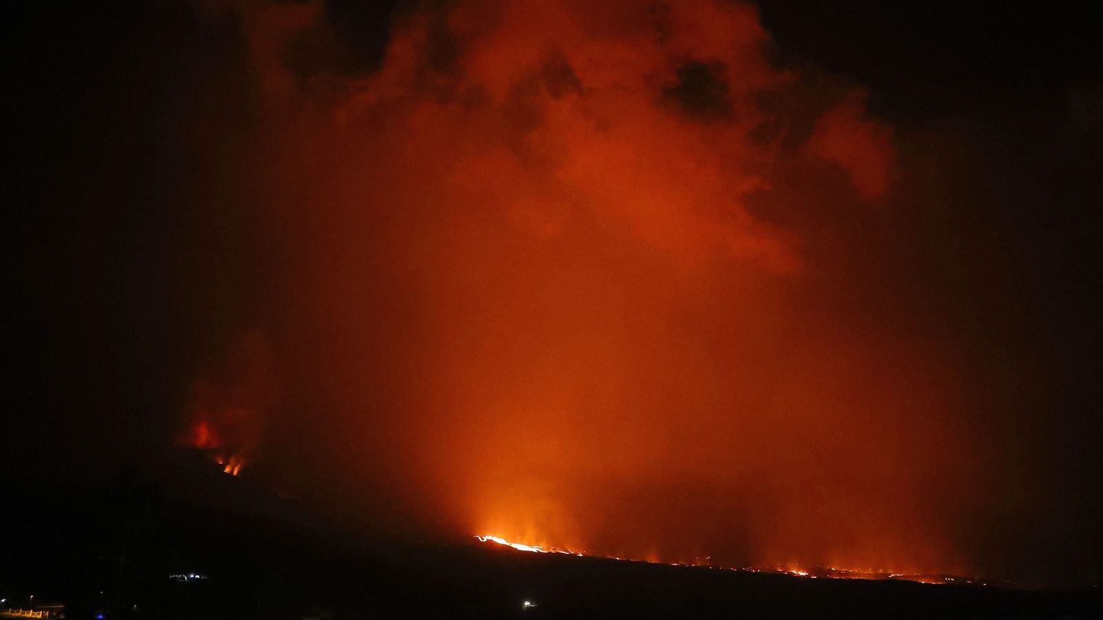 Imatge del volcà aquest dimarts des de Tajuya on s'observa menys expulsió de lava però més de gasos