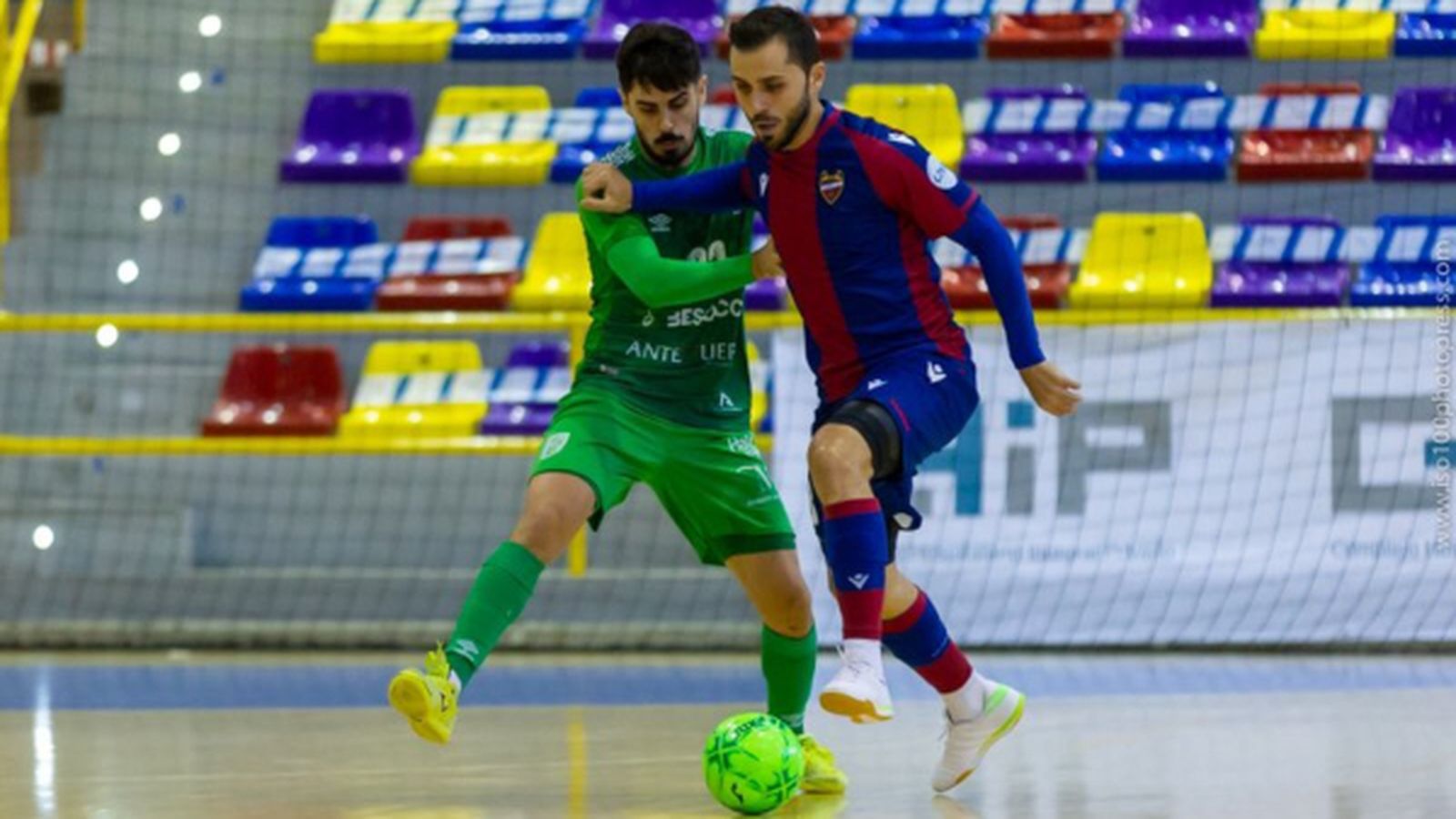 Un jugador granota controla la pilota davant d'un rival