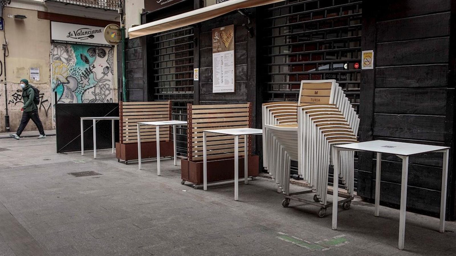La terrassa d'un restaurant amb les cadires i taules recollides a València