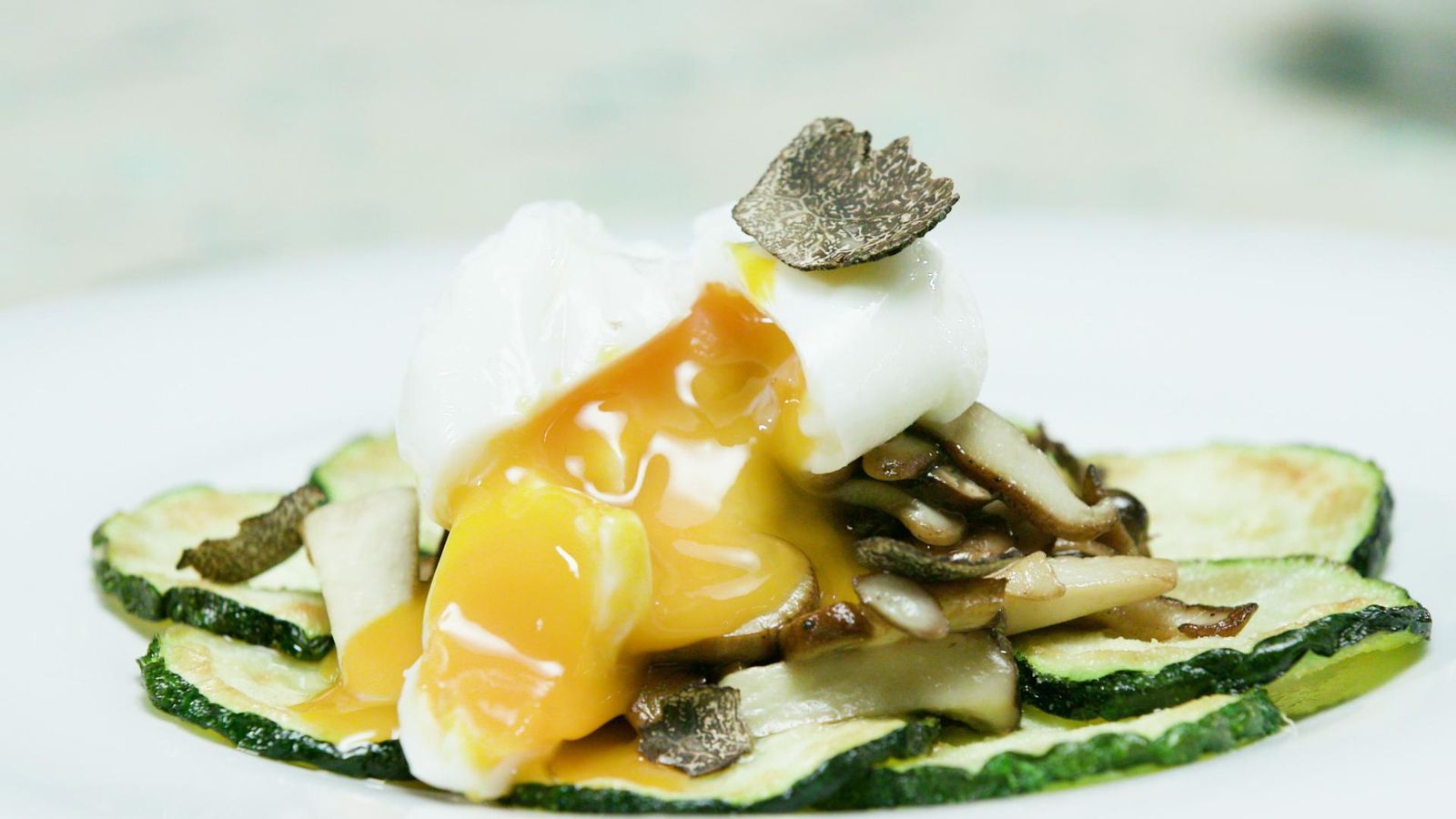 Ous escalfats amb carabasseta i bolets