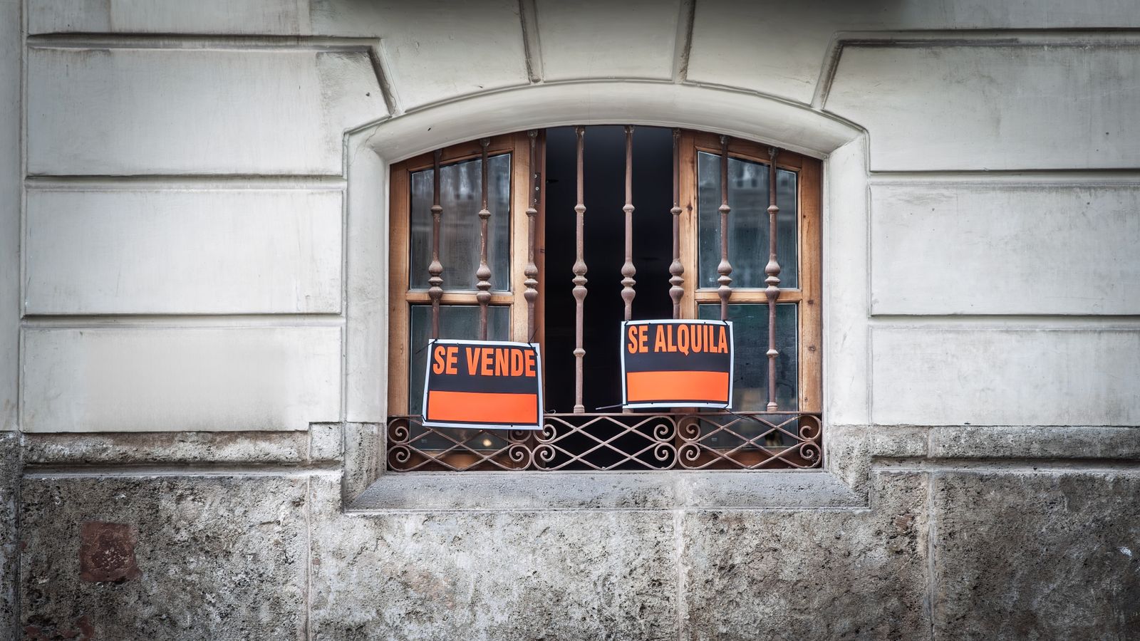 Imatge d'arxiu d'uns cartells de venda i lloguer d'habitatge