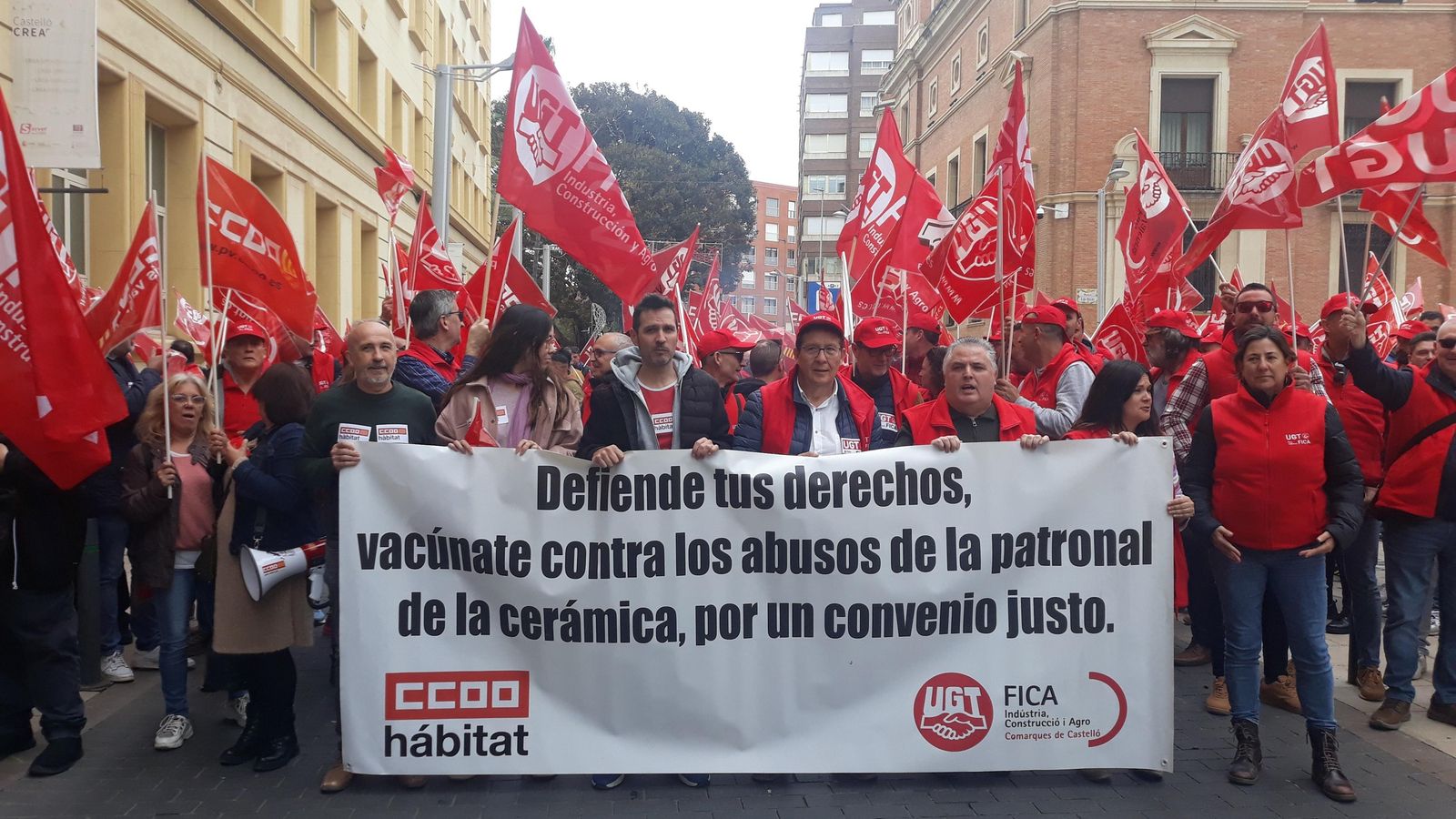 Una imatge de les protestes dels treballadors del taulell Més de 300 treballadores i treballadors del taulell han reclamat un conveni just en una manifestació a Castelló de la Plana