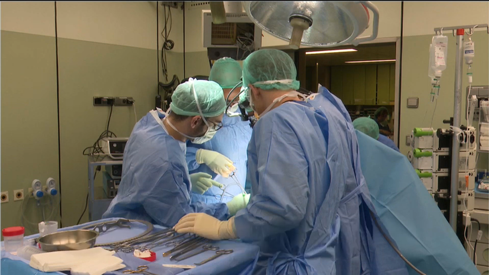 Equip de profesionals cirugians durant una intervenció quirúrgica