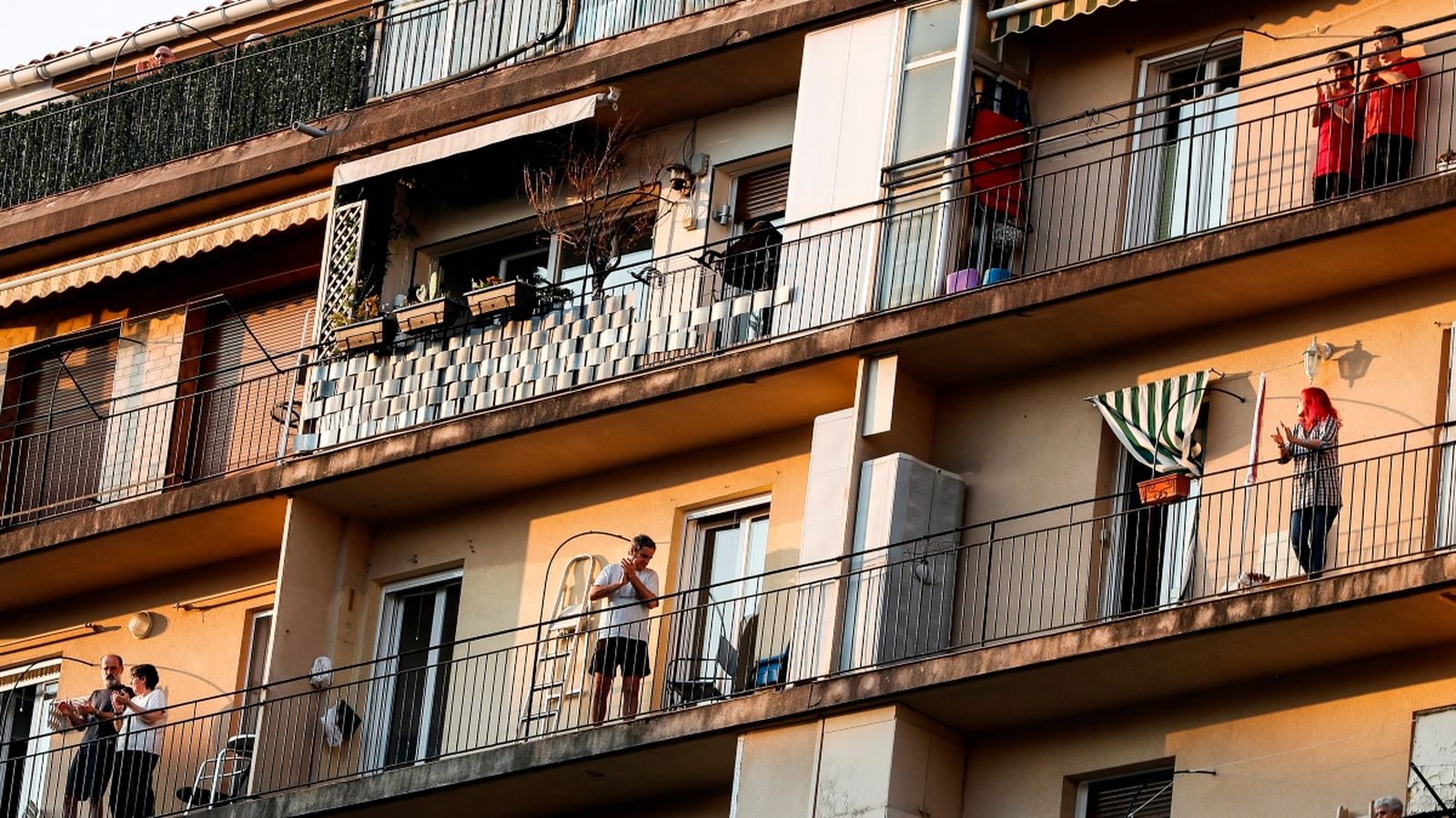 Aplaudiment a les 20 hores en l’inici de la cinquena setmana de confinament per l’alerta sanitària a Espanya