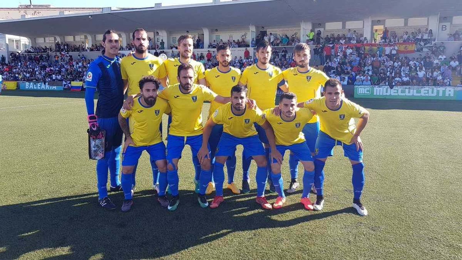 L'equip de Baix Segura posa per a les càmeres minuts abans del començament del partit