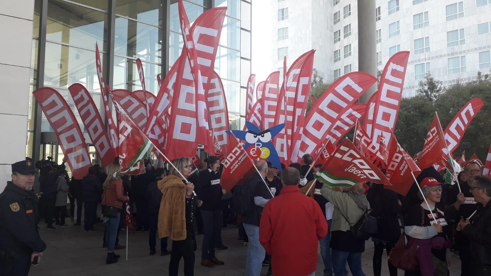 Protesta contra l'ERO de CaixaBank coincidint amb la junta d'accionistes a València Protesta contra l\'ERO de CaixaBank coincidint amb la junta d\'accionistes a València
