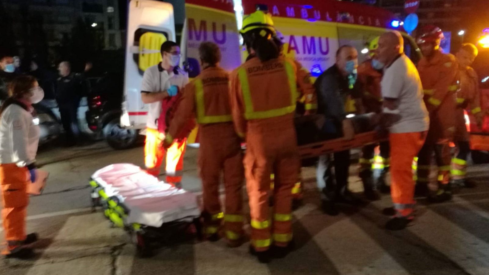 Imatges del rescat de l'home caigut al riu