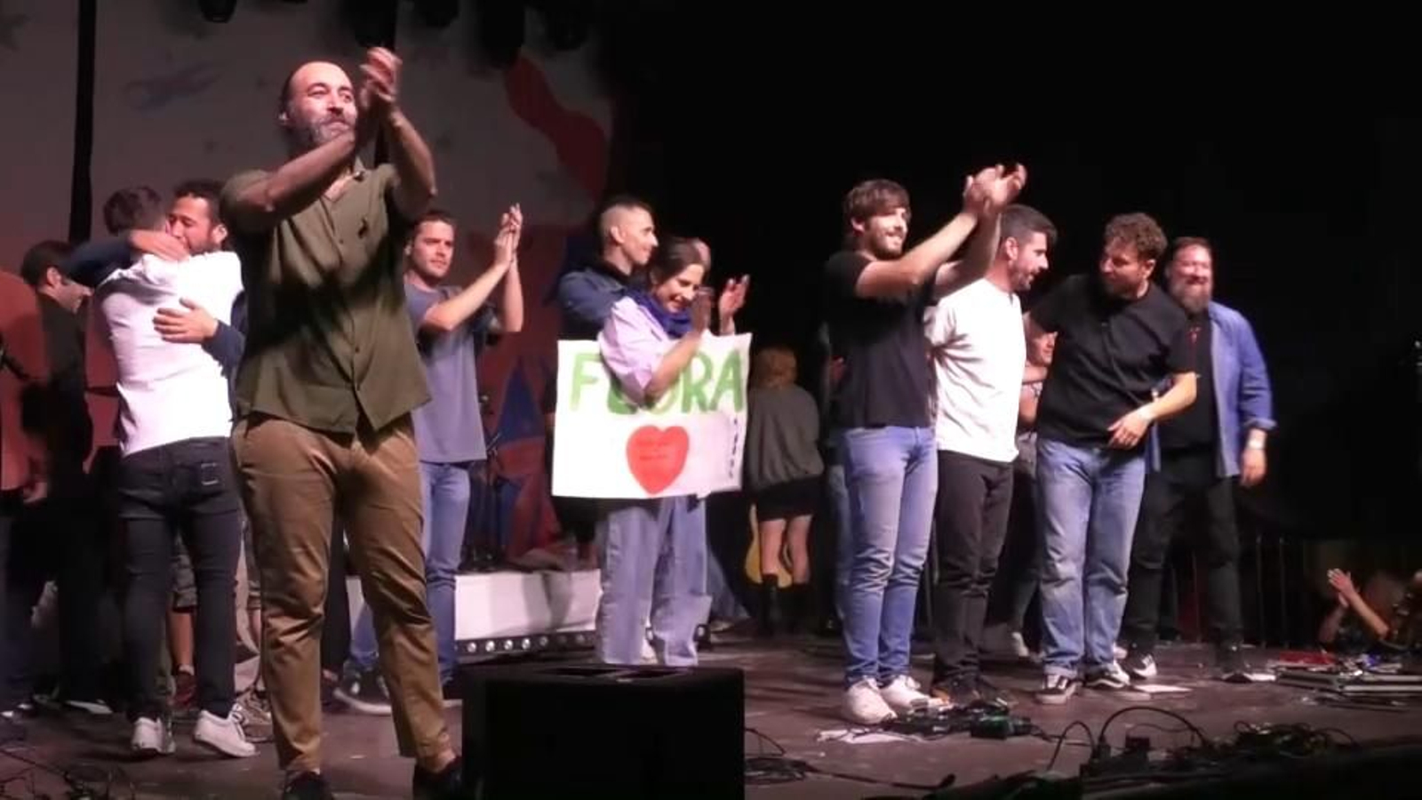 Els components d'El Diluvi dient adeu des de l'escenari al final del concert a Castalla
