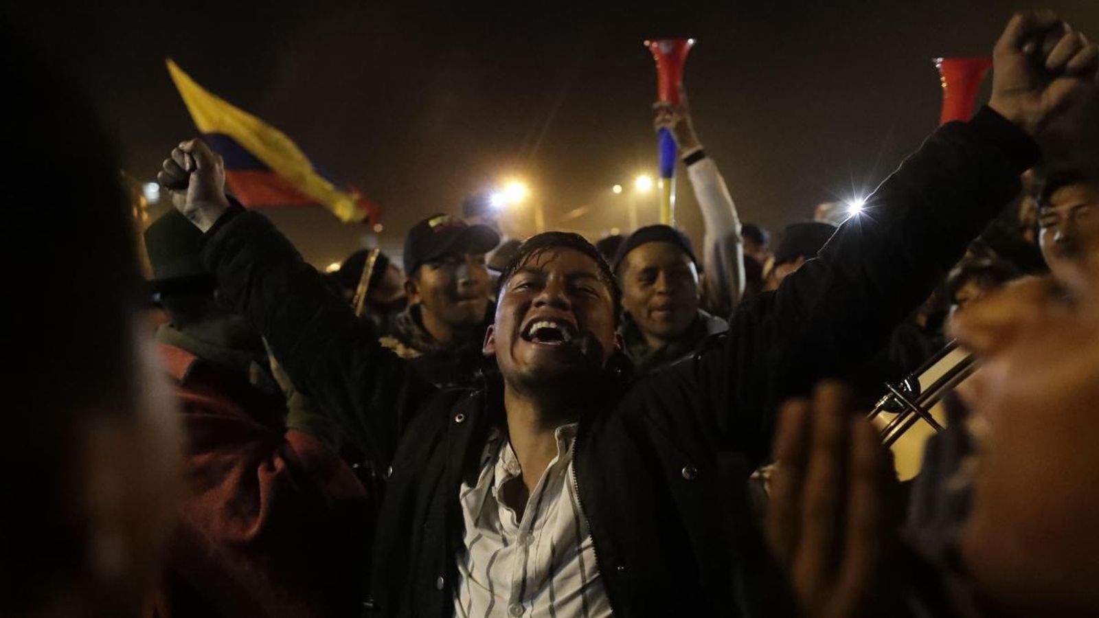 Manifestants celebren a Quito l'acord assolit entre el govern equatorià i els indígenes que acaba amb les protestes al país