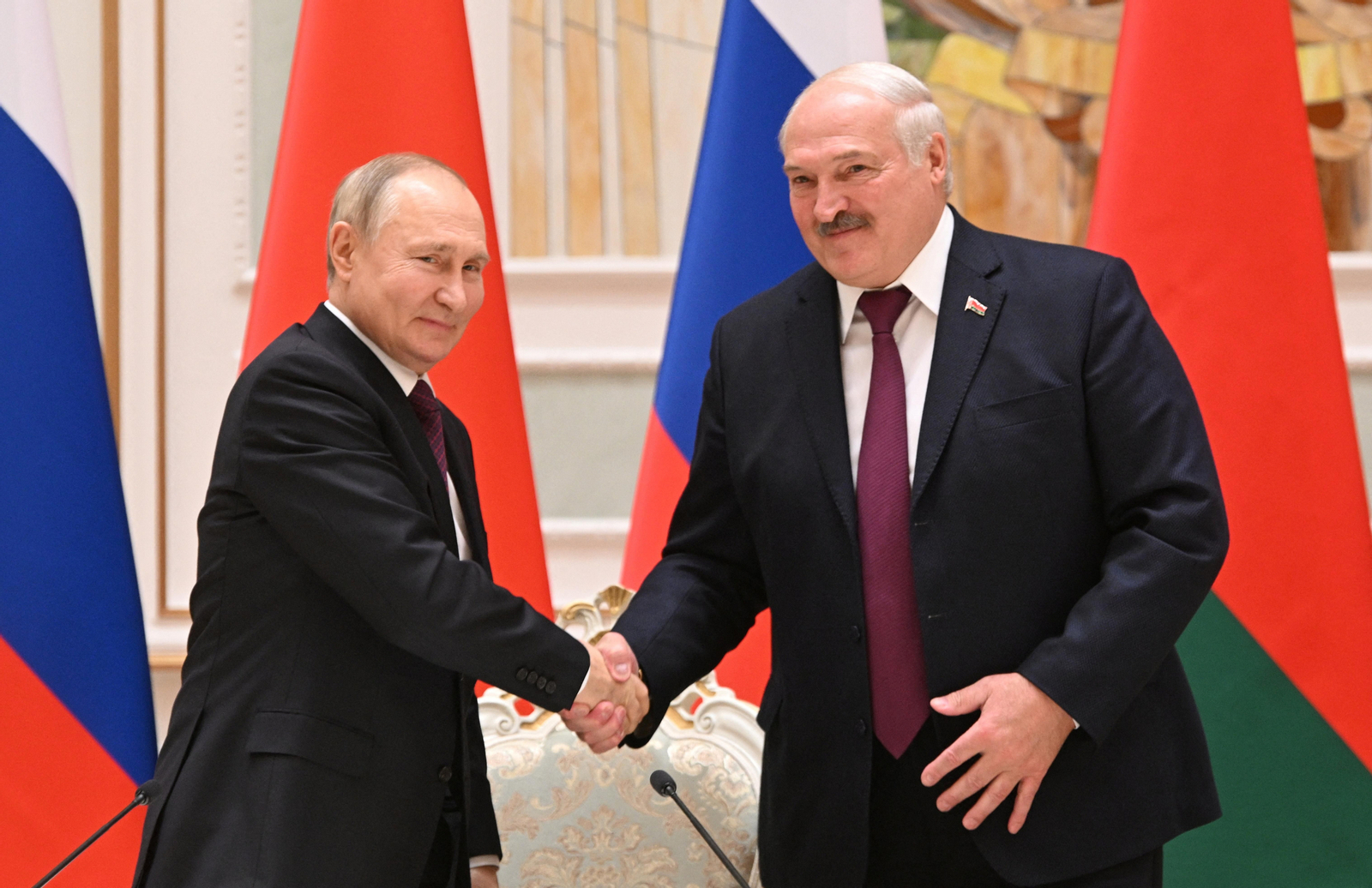 El president rus, Vladímir Putin i el de Bielorússia, Alexander Lukashenko, encaixen mans durant la visita del primer a Minsk