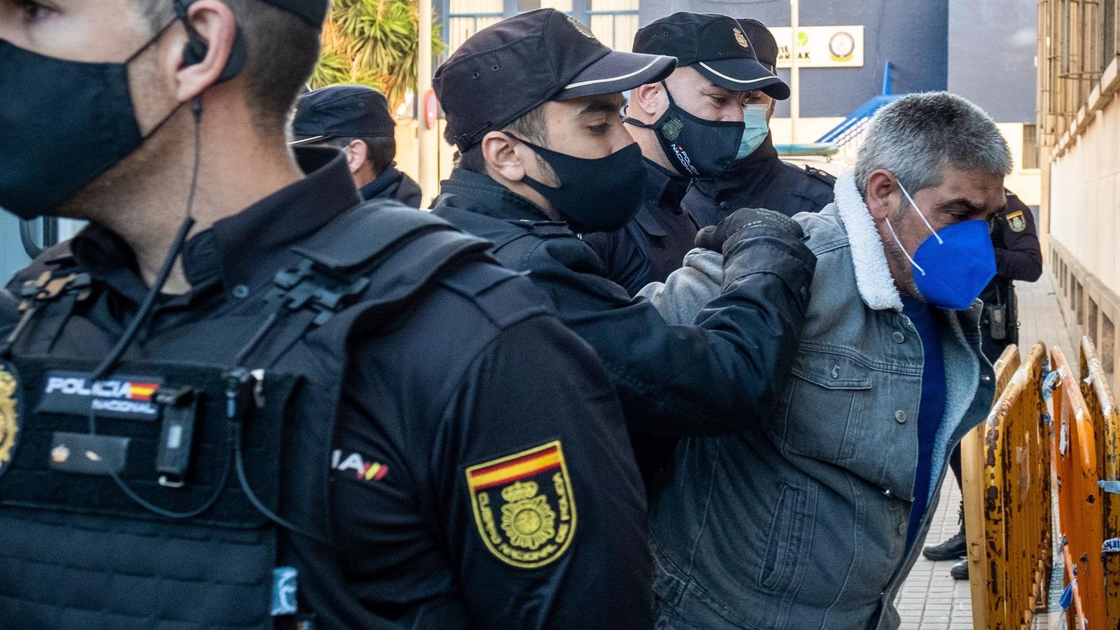 Efectius de la Policia Nacional traslladen Bernardo Montoya a l'Audiència Provincial de Huelva