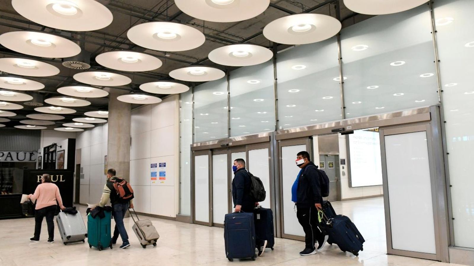 Viatgers a la terminal 4 de l’Aeroport Adolfo Suárez Madrid Barajas