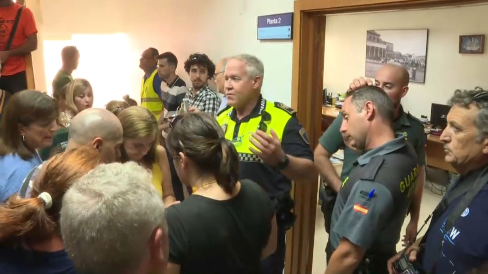 Els empleats de l'Ajuntament de Torrevella protesten a la porta del despatx de l'alcalde de Torrevella, José Manuel Dolón