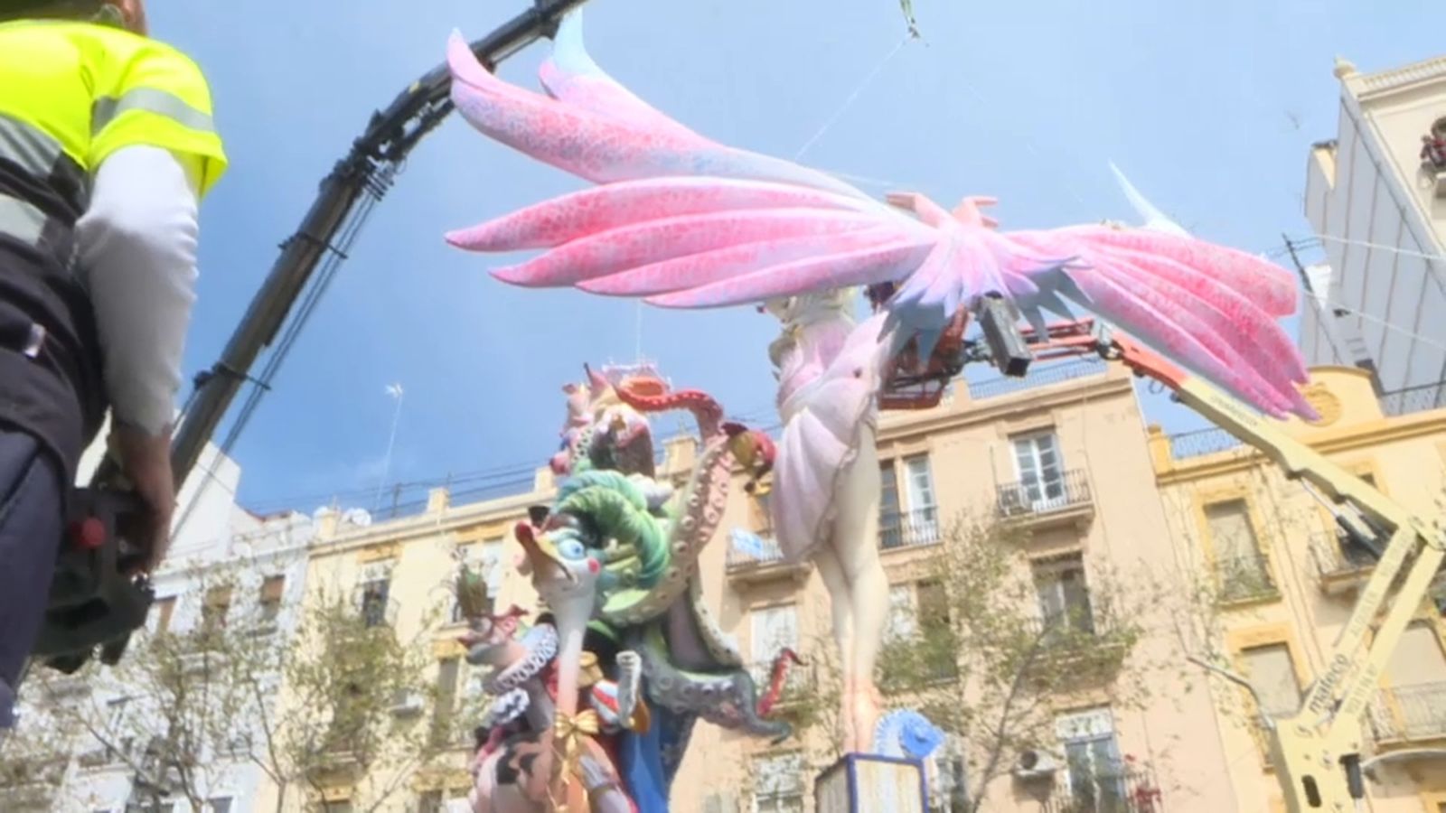 Un dels monuments que es va haver de desmuntar a València arran de l'ajornament de les falles