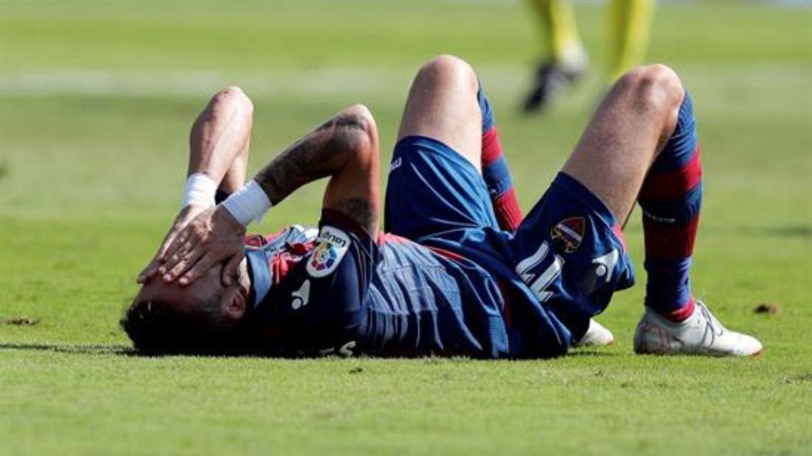 Morales es lamenta al terreny de joc