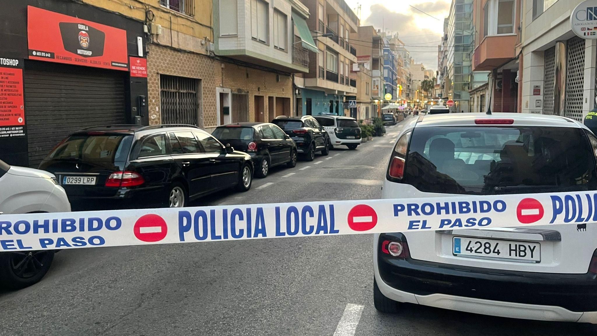 Cordó policial a Torrevieja pel tiroteig en què ha mort un home este diumenge Cordó policial a Torrevieja pel tiroteig en què ha mort un home este diumenge