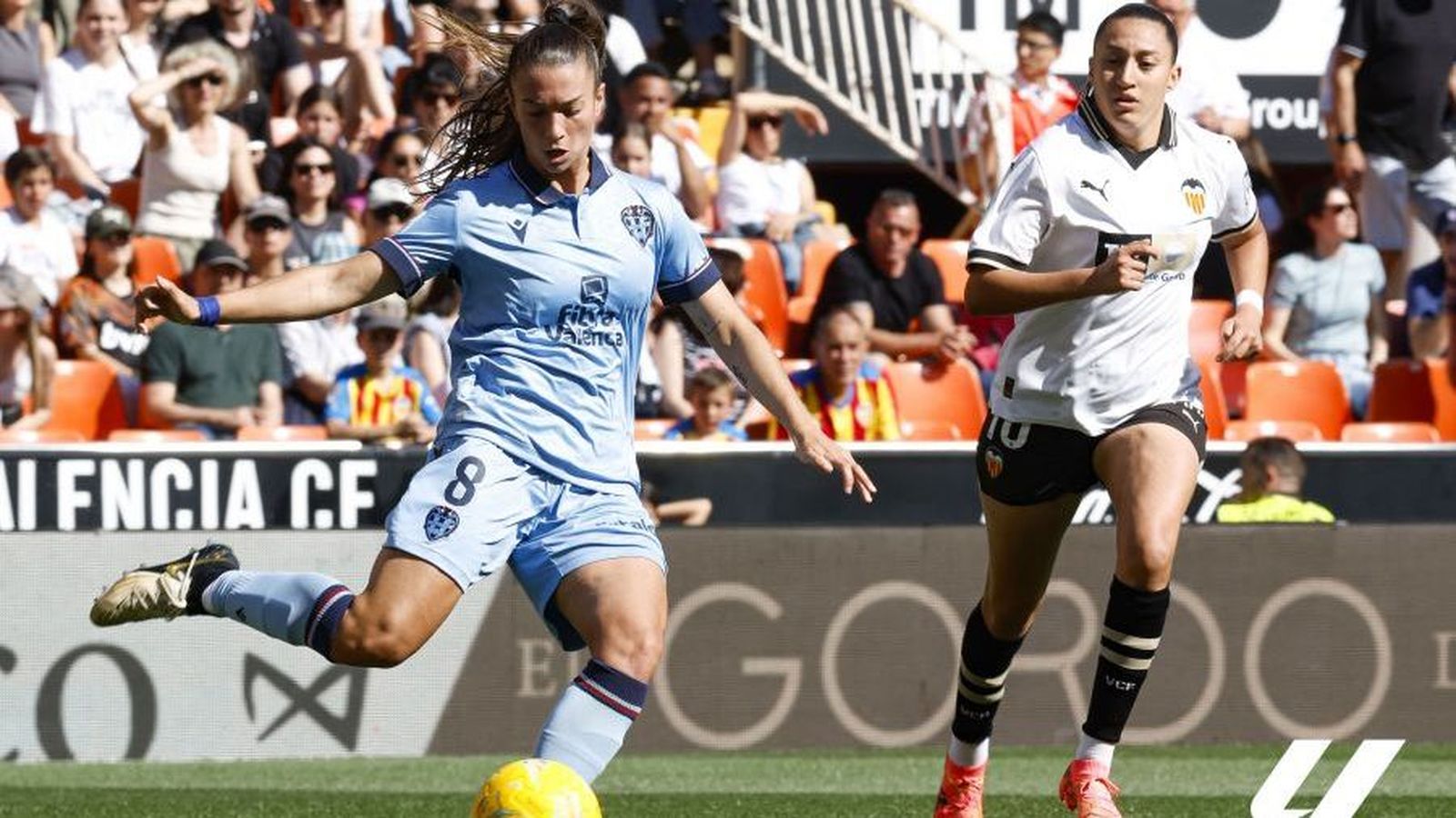 Silvia Lloris i Fiamma Benítez, en una acció del duel