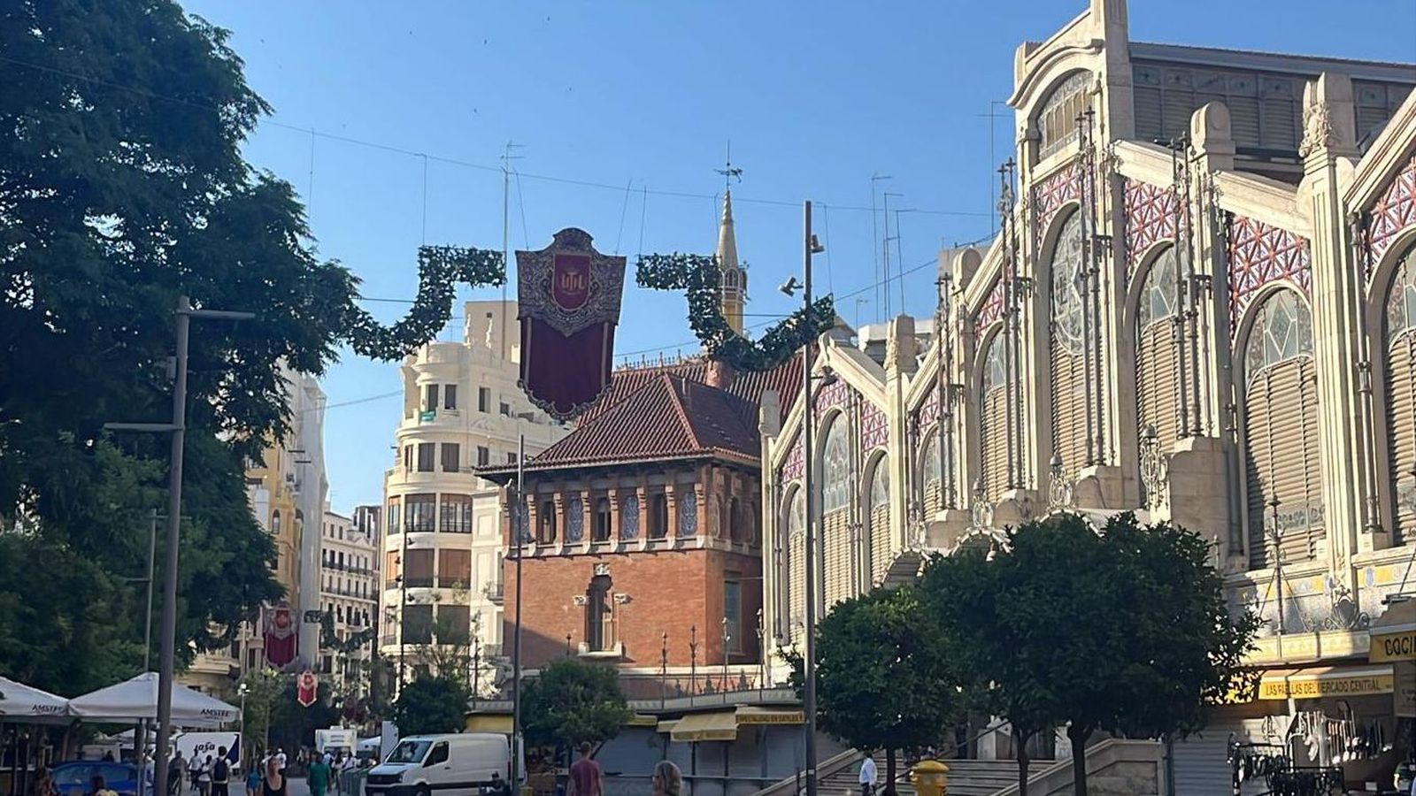 Decoració a la plaça del Mercat per a la celebració de la tradicional processó del Corpus.